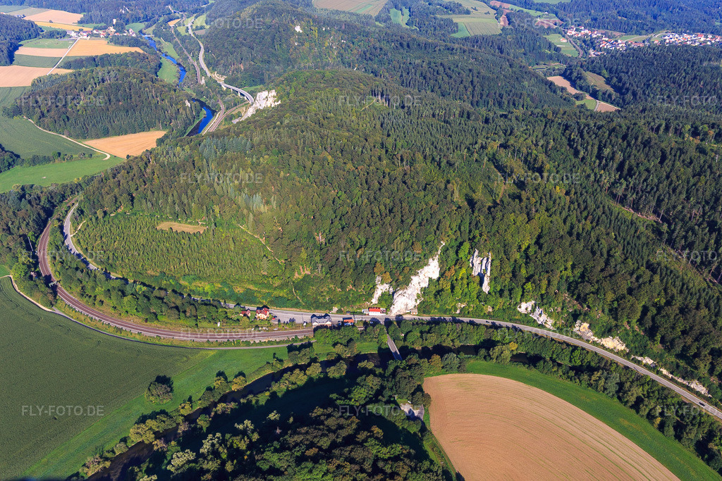 Luftbild: Steile Kalkfelsen im Donautal in Inzigkofen im Bundesland Baden-Württemberg in Deutschland. Foto: IMG_094200.jpg vom 27.08.2016 durch Werner Riehm/FLY-FOTO.de