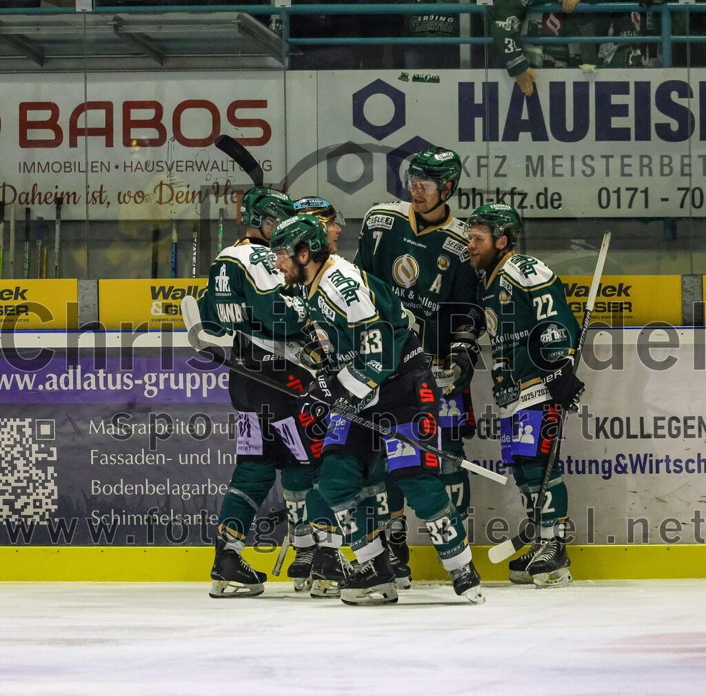 2025-12-19_034_TSV_Erding_gegen_Toelzer_Loewen | Erding, Deutschland, 19.12.2025:Eishockey, Oberliga Süd 2025 / 2026, 27. Spieltag, TSV Erding gegen Tölzer Löwen, Endergebnis: 2:5Thomas Matheson (Erding Gladiators, #37), Marc Schmidpeter (Erding Gladiators, #33), Elia Ostwald (Erding Gladiators, #17), Grady Hobbs (Erding Gladiators, #22)Foto: Christian Riedel / fotografie-riedel.net