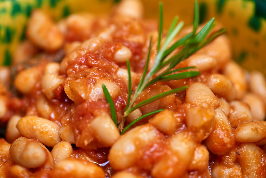 Bohnen mit Tomatensosse und Rosmarin | Cortona, Italien - August 29, 2016: Residenza Storica Dolce Maria; Bohnen mit Tomatensosse und Rosmarin. - Realisiert mit Pictrs.com