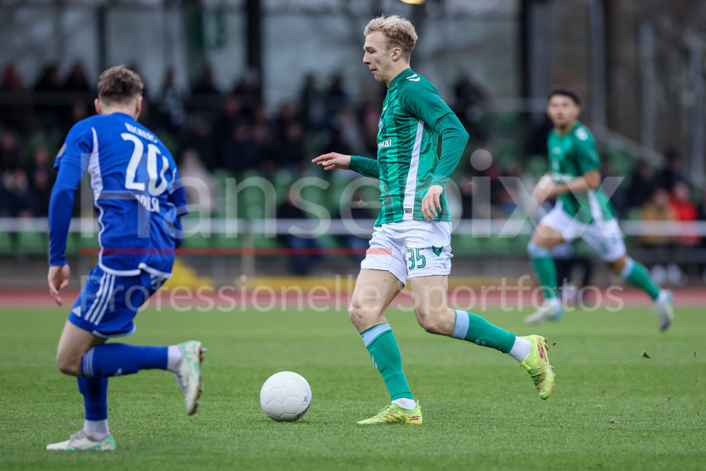 Fussball, Regionalliga Nord, SV Werder Bremen II - BSV Kickers Emden | v.li.: Leon Opitz (SV Werder Bremen II, 35) am Ball, Einzelbild, Ganzkörper, Aktion, Action, Spielszene