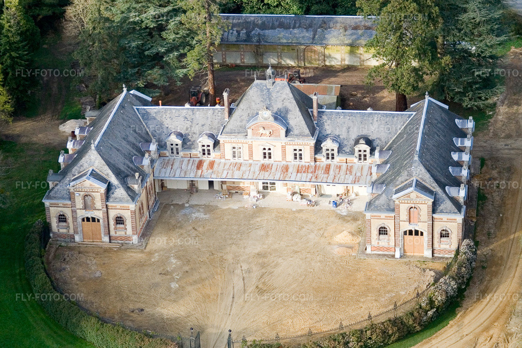 Aerial view: Le Domaine de la Pierre Castle in Coudrecieux in the state Sarthe, France.Photo: IMG_1520.jpg taken on 04/17/2006 by Werner Riehm/FLY-FOTO.comResolution of the original: 3237 x 2158 px