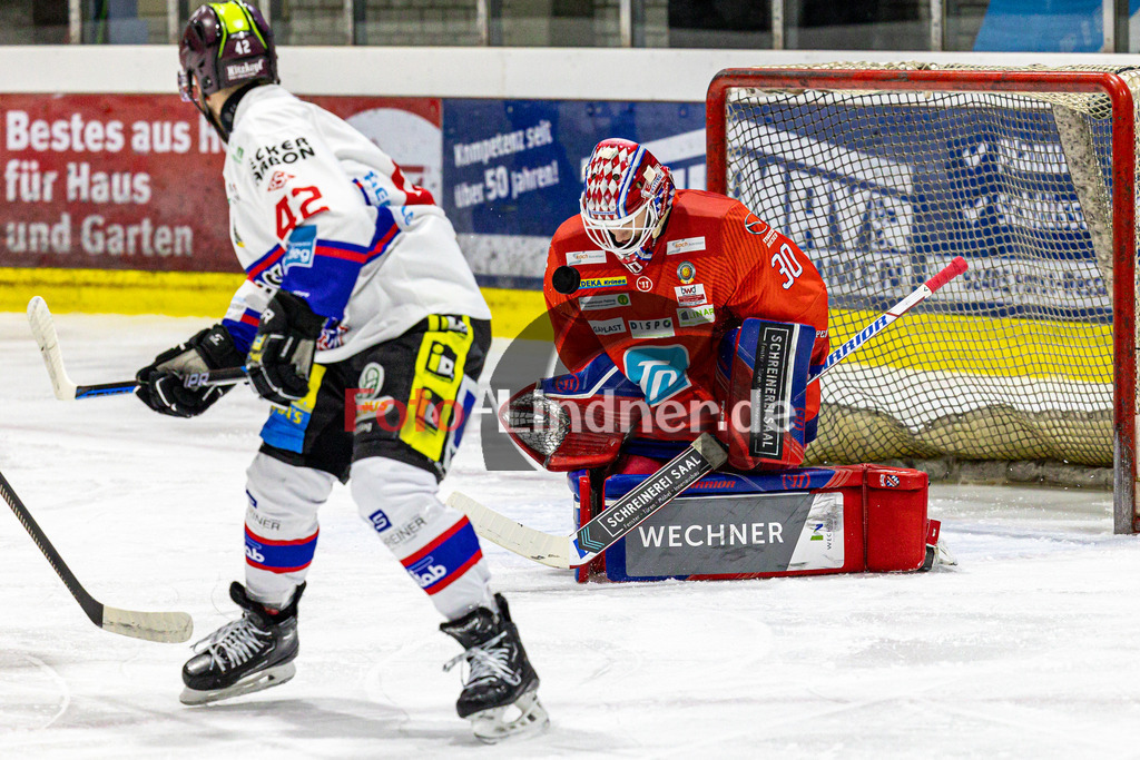 EC Peiting vs Deggendorfer SC | Eishockey Oberliga Süd 2023/2024, EC Peiting vs Deggendorfer SC, 20231230,
Konrad FIEDLER (ECP Goali 30) sicher!,
2023-12-30 in Peiting (Eisstadion)
42 Carter POPOFF (DSC 42), 30 Konrad FIEDLER (ECP Goali 30)
Copyright: WolfgangxLindner foto-lindner.de