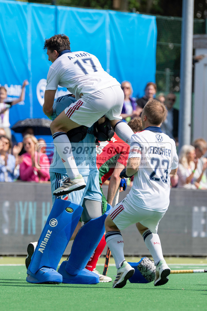 Final4_20240519-1551-0087 | Bonn, Deutschland, 19.05.2024: Adrian Rafi (Mannheimer HC), Andreas Rafi (Mannheimer HC), Jan-Philipp Fischer (Mannheimer HC) in Aktion waehrend des Spiels der Deutsche Feldhockey-Meisterschaften 2024 zwischen Final 4 Herren Finale Mannheimer HC - Hamburger Polo Club im Bonner THV am 19.05.2024 in Bonn, Deutschland. (Foto von Stephan Fehrmann)

Bonn, Germany, 19.05.2024: Adrian Rafi (Mannheimer HC), Andreas Rafi (Mannheimer HC), Jan-Philipp Fischer (Mannheimer HC) in action during the game of Deutsche Feldhockey-Meisterschaften 2024 between Final 4 Herren Finale Mannheimer HC - Hamburger Polo Club in Bonner THV at 19.05.2024 in Bonn, Deutschland. (Foto from Stephan Fehrmann)