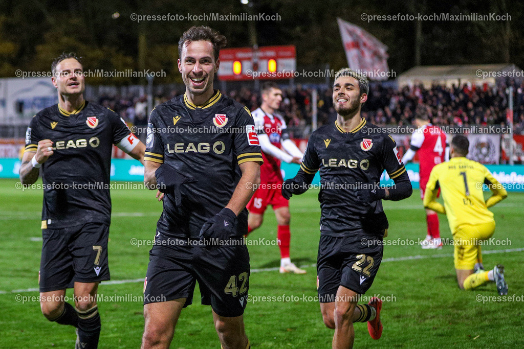 SSC22112401019 | 22.11.2024, xsscx, Fußball, FC Viktoria Köln – Energie Cottbus, 3.Liga, Sportpark Höhenberg, 15. Spieltag, Saison 2024 2025, : Torjubel nach dem 1:0 durch Maximilian Pronichev (Cottbus #42). Zusammen mit Timmy Thiele (Cottbus #7) und Lucas Copado (Cottbus #22)DFB regulations prohibit any use of photographs as image sequences and or quasi-video.