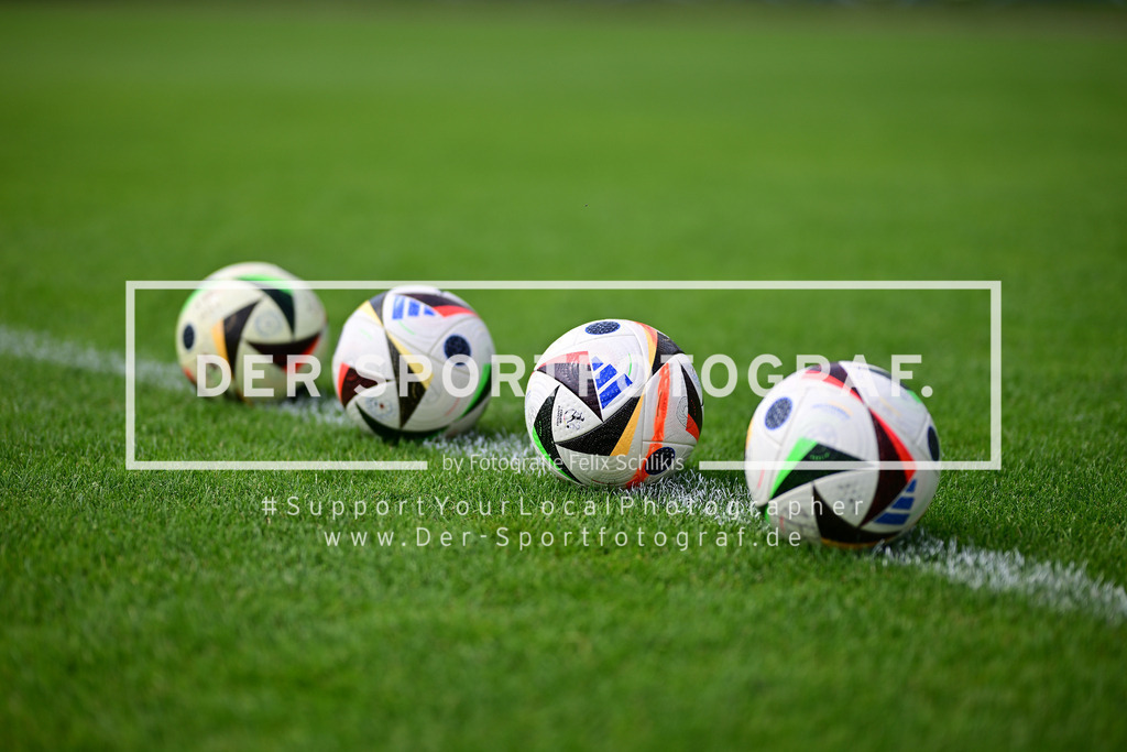 Fußball I Frauen I Saison 2025-2026 I Testspiel I Hamburger SV - Holstein Kiel I 62115 | Symbol, Symbolfoto, Symbolbild, Sinnbild, Bildsymbol, Darstellung, Signum: Fußball, Fussball, auf dem Boden, Abschlag, Abstoß, Ball, Linie, Rasen, Freistoß, Elfmeter, 11-Meter, 11 meter, Eckstoß, Ecke, Linie, Seitenlinie, torlinie - Realisiert mit Pictrs.com