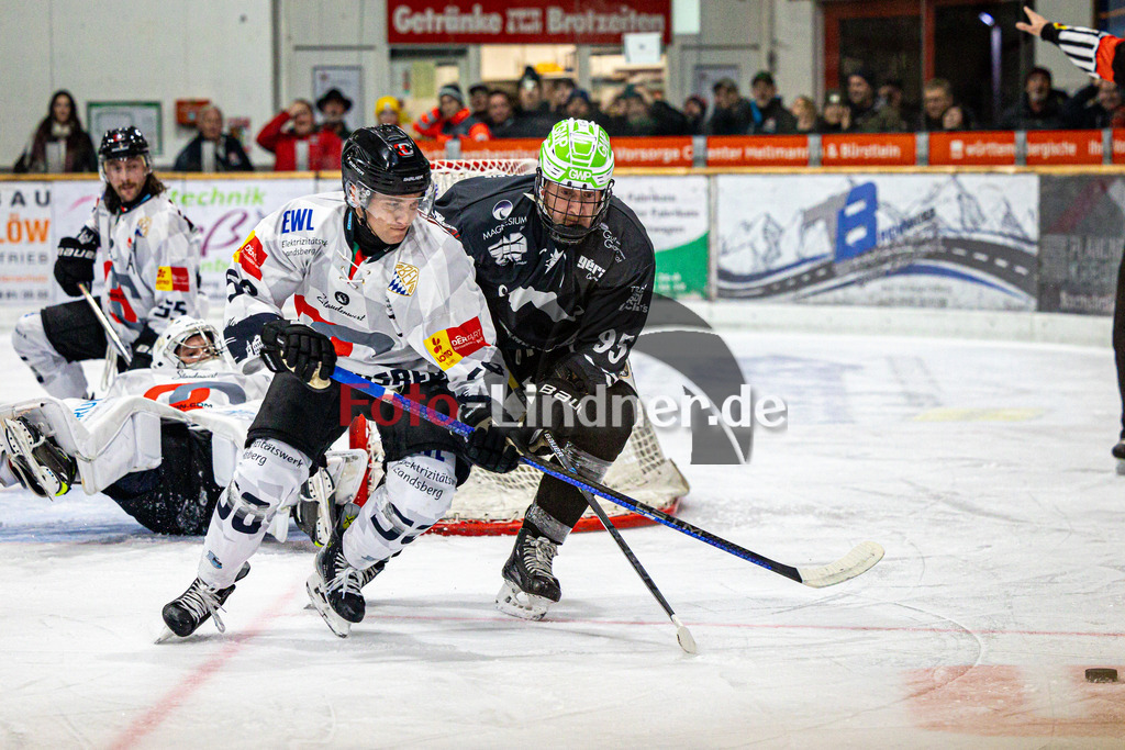 TSV Peißenberg MINERS gegen HC Landsberg RIVERKINGS | Eishockey Bayernliga Herren Vorrunde 2024/25, TSV Peißenberg MINERS gegen HC Landsberg RIVERKINGS, 20241108,Zweikampf Tobias WEDL (RIVERKINGS 58) gegen Moritz BIRKNER (MINERS 95),2024-11-08 in Peißenberg (Eisstadion Peißenberg)Tobias WEDL (RIVERKINGS 58), Moritz BIRKNER (MINERS 95)Copyright: WolfgangxLindner