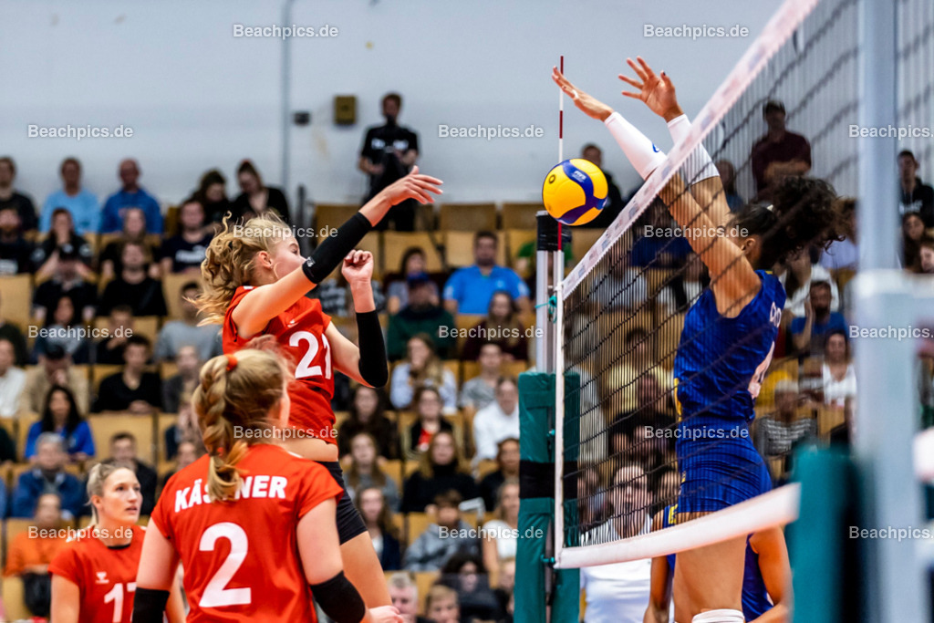 2022-00063400-Testspiel-Deutschland-Brasilien | Angriff Camilla WEITZEL #21 (Mittelblock) GER, 17.09.2022; Berlin Foto: Gerold Rebsch - www.beachpics.de
