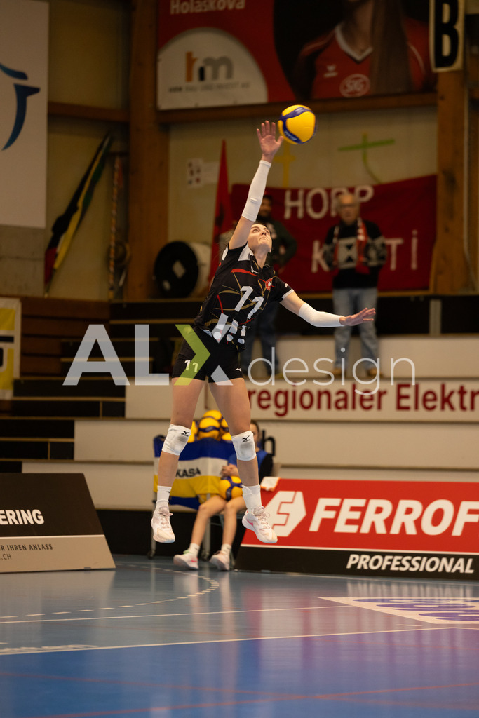 Volleyball I Frauen I Saison 2025-2026 I CEV Volleyball Challenge Cup 2026 | Women I 16th Finals I VC Kanti Schaffhausen - TJ Ostrava I 03.12.2025 | TJ Ostrava - 11 Petra Kasparová (CZ) – Zuspiel - Realisiert mit Pictrs.com