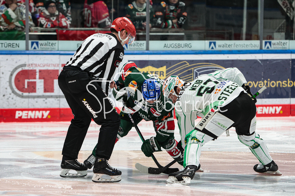Augsburger Panther - Bietigheim Steelers | David STIELER (AEV #21) bei einem Bully gegen Daniel WEISS (SCB #57)