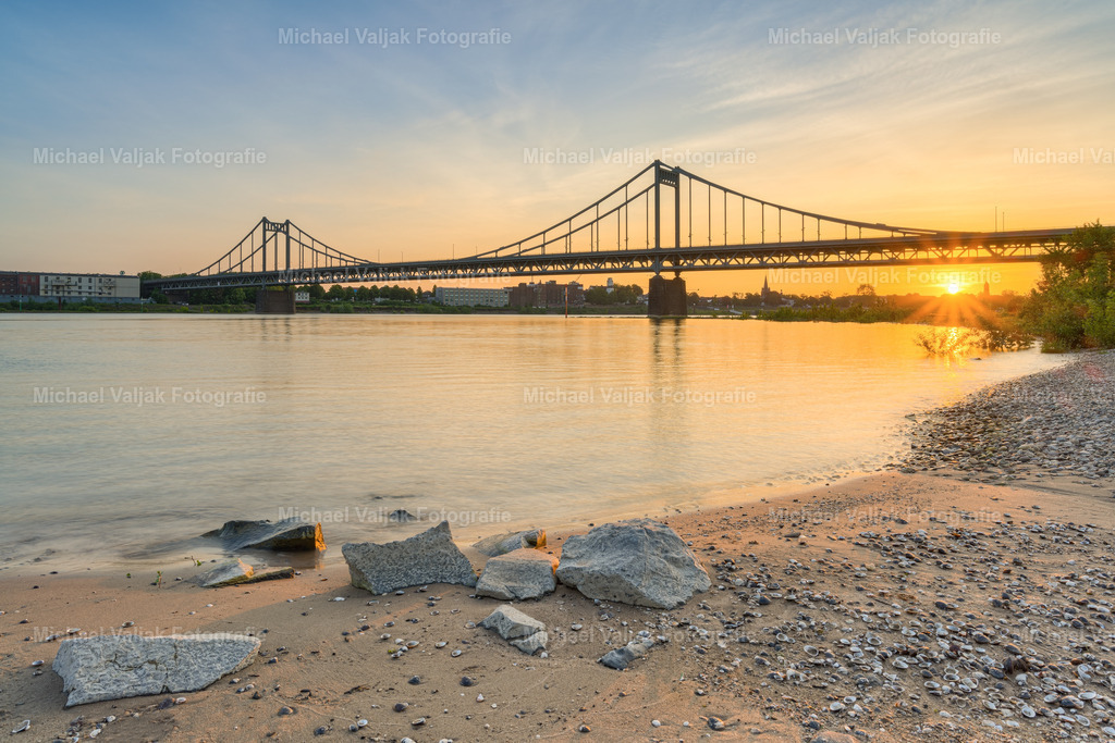 Am Rheinstrand bei der Rheinbrücke Krefeld-Uerdingen | Sonnenuntergang am Strand bei der Uerdinger Rheinbrücke in Krefeld. - Realisiert mit Pictrs.com