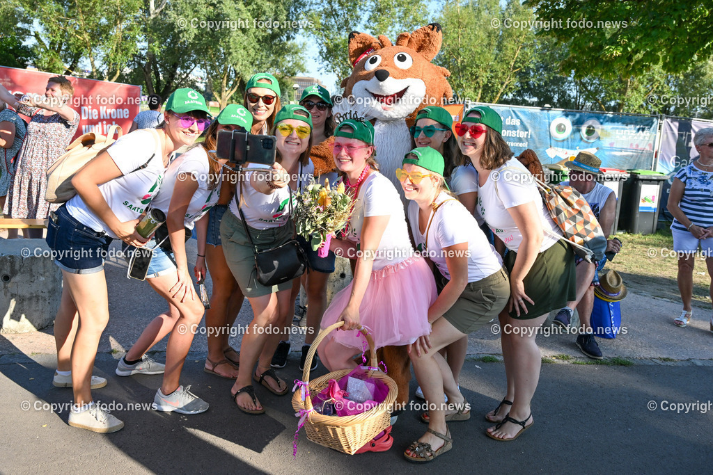 Linzer Kronefest 2023_ 19.08.2023-68 | 19.08.2023, Linzer Kronefest 2023, AUT, im Bild Linzer Kronefest 2023, Lesefuchs mit Poltergruppe rund um Braut Regina (29, Altenberg)