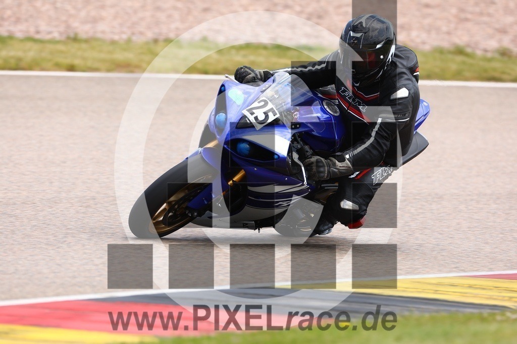 0025-20250526_01465 | Schöne Erinnerungen an spannende Momente - das festzuhalten ist unser Job. PIXELrace.de ist seit 2003 auf den Rennstrecken Europas unterwegs um die Action draußen beim Fahren und die wunderbare Stimmung imm Fahrerlager für euch einzufangen.