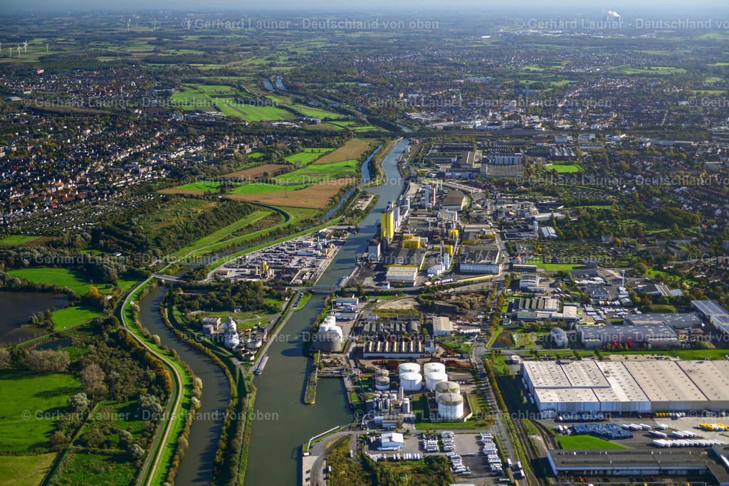 3491453 | Stadthafen HammDer Stadthafen Hamm ist ein trimodales Logistikzentrum und liegt am Datteln-Hamm-Kanal in der nordrhein-westfälischen Stadt Hamm. Er ist der zweitgrößte öffentliche Kanalhafen der Bundesrepublik Deutschland. Betreiber ist die Hafen Hamm GmbH, eine Tochter der Stadtwerke Hamm GmbH