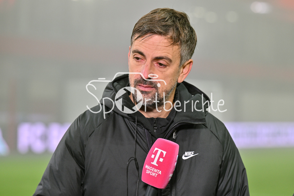 FC Bayern München Frauen - SG Eintracht Frankfurt Frauen | im Bild Niko ARNAUTIS Trainer Eintracht Frankfurt Frauen beim Interview bei MagentaSport / Freisteller / Einzelfoto / Google Pixel Frauen Bundesliga: FC Bayern Muenchen - Eintracht Frankfurt, FC Bayern Campus am 04.11.2024