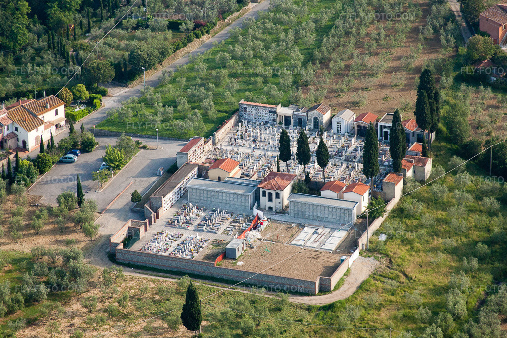 Aerial view: Lignano Cemetery in Arezzo in the state Arezzo, Italy. – Photo: IMG_27899.jpg taken on 05/30/2010 by Werner Riehm/FLY-FOTO.com – Resolution of the original: 4666 x 3111 px