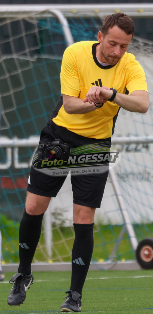 SV Enger-Westerenger - TuS Bruchmühlen | Auf dem Bild zu sehen: Schiedsrichter: Benedikt PaweltzikSV Enger-Westerenger, TuS Bruchmühlen, Saison 25/26, Kreisliga A, Enger, Deutschland - Realisiert mit Pictrs.com