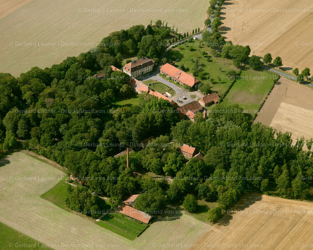2638804 | NIENRODE 23.08.2006 Gehöft und Bauernhof- Nebengebäude am Rand von landwirtschaftlich genutzten Feldern  in Nienrode im Bundesland Niedersachsen, Deutschland // Homestead and farm outbuildings on the edge of agricultural fields  in Nienrode in the state Lower Saxony, Germany Foto: Gerhard Launer