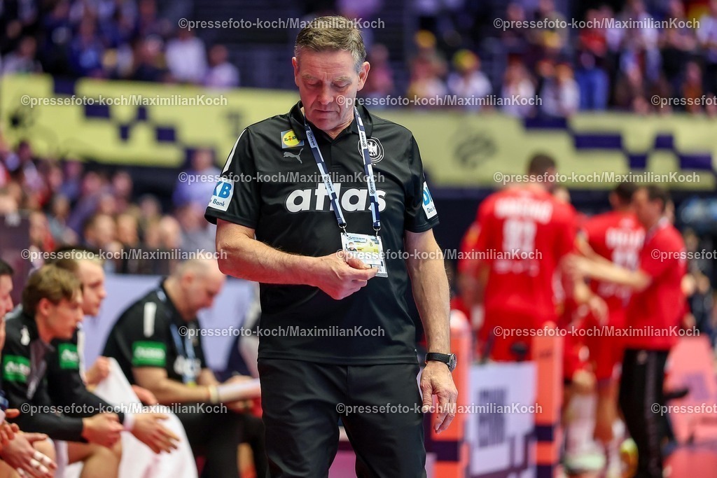 EHF17012602013 | 17.01.2026, Handball, Men's EHF EURO 2026, Deutschland - Serbien, Jyske Bank Boxen in Herning, Dänemark, Preliminary Round: Headcoach Alfred Gislason (Germany #hc) gestikulierend am Spielfeldrand  