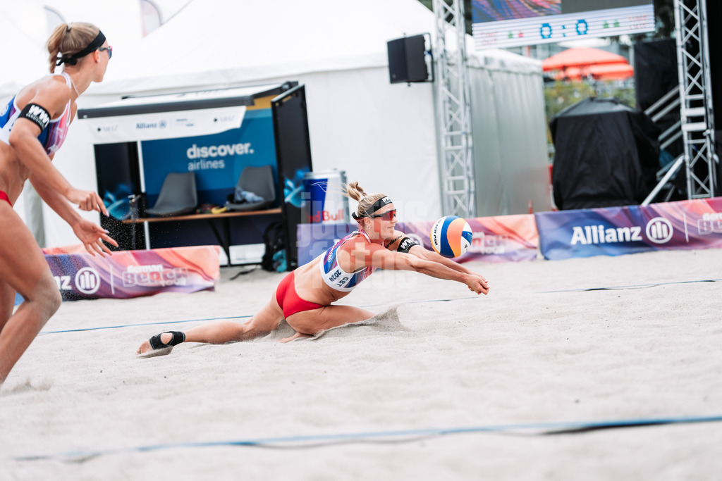 Beachvolleyball | Frauen | Allianz German Beach Tour 2024 | Tourstop Kühlungsborn 2 | 16.08.2024 | Kim van de Velde springt zum Ball
