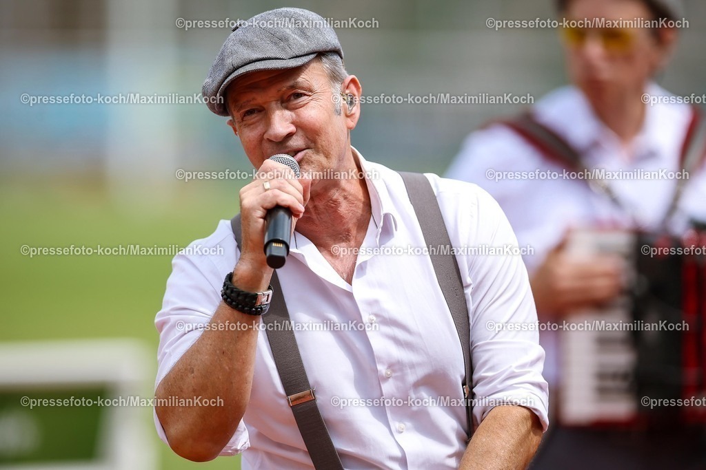 1FC12072501050 | 12.07.2025, Fußball, SV Bergisch Gladbach 09 - 1. FC Köln, Testspiel, BELKAW-Arena, Saison 2025 2026: Der Sänger der Kölner Band Klüngelköpp Frank Reudenbach DFB regulations prohibit any use of photographs as image sequences and or quasi-video.