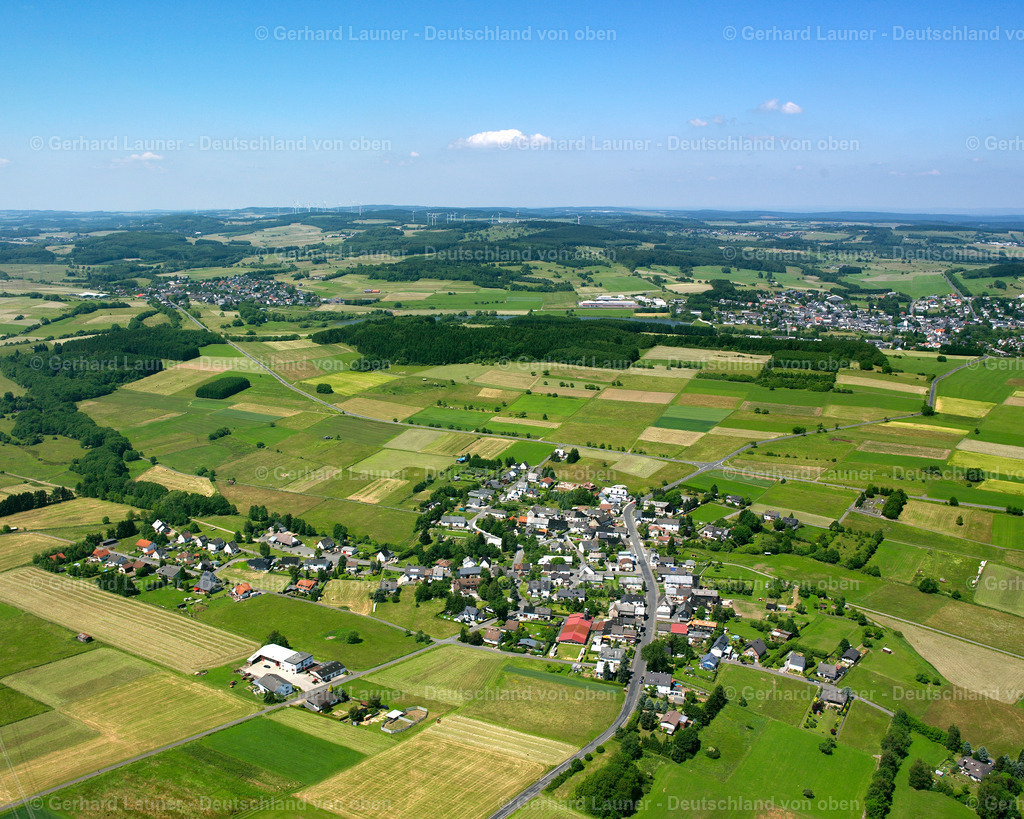 2610739 | MüNCHHAUSEN 09.06.2006 Landwirtschaftliche Nutzflächen und Feldgrenzen  umsäumen das Siedlungsgebiet des Dorfes in Münchhausen im Bundesland Hessen, Deutschland // Agricultural land and field boundaries surround the settlement area of the village  in Münchhausen in the state Hesse, Germany Foto: Gerhard Launer
