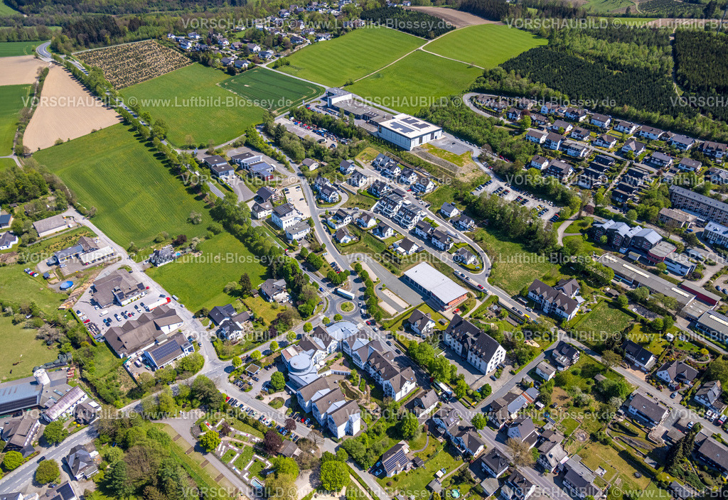 Eslohe240504900 | Luftbild, Wohngebiet Böttenbergstraße, Ortsansicht mit Neubau GEFU Küchenwerkzeuge, Freiwillige Feuerwehr der Gemeinde Eslohe, Kardinal-von-Galen-Schule und Störmanns Hof Seniorenheim, Niedereslohe, Eslohe, Sauerland, Nordrhein-Westfalen, Deutschland