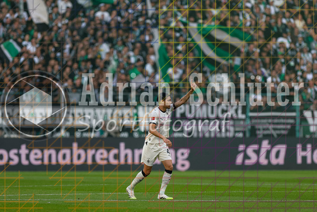 Borussia Mönchengladbach vs Eintracht Frankfurt - Bundesliga  | Mönchengladbach, Deutschland, 27.09.25:   Kevin Diks (Borussia Mönchengladbach) gestikuliert, Gestik waehrend des Spiels der Bundesliga zwischen Borussia Mönchengladbach vs Eintracht Frankfurt im Stadion im Borussia Park(Foto von Brauer-Fotoagentur / Adrian Schlueter)
