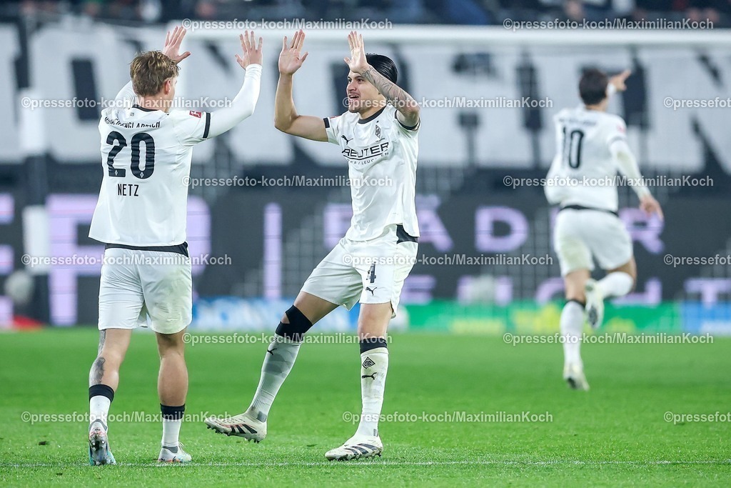 BMG28112501055 | 28.11.2025, Fußball, Borussia Mönchengladbach - RB Leipzig, 1. Fußball Bundesliga, 12.Spieltag, Borussia-Park, Saison 2025 2026: Zu früh gefreut - das Tor von Franck Honorat (Borussia Mönchengladbach #09) wird zum Abseitstor und aberkannt. Willi Orban (RB Leipzig #04) jubelnd neben Luca Netz (Borussia Mönchengladbach #20) DFB regulations prohibit any use of photographs as image sequences and or quasi-video.