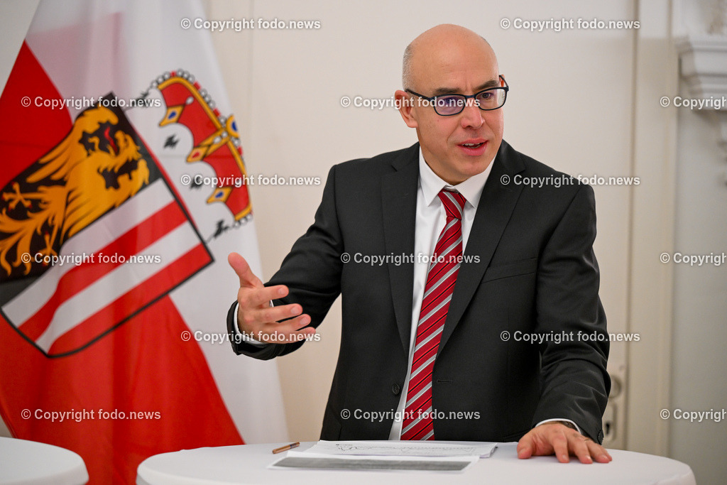 Pressekonferenz Land Ooe_ Stabilitaet der Lieferketten im Fokus_ 22.01.2024-44 | 22.01.2024, Linz, AUT, Pressekonferenz Land Ooe, Stabilitaet der Lieferketten im Fokus – aktuelle Analysen und Forschungsergebnisse und kuenftige Schwerpunkte im Bild Gabriel Felbermayr (Direktor Oesterreichisches Institut fuer Wirtschaftsforschung (WIFO) und Vizepraesident Supply Chain Intelligence Institute Austria (ASCII))