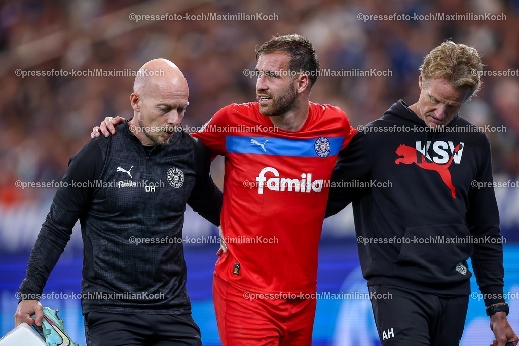 S0413092501177 | 13.09.2025, Fußball, FC Schalke 04 - Holstein Kiel, 5.Spieltag, 2. Fußball Bundesliga, Veltins-Arena Gelsenkirchen, Saison 2025 2026: Marco Komenda (Holstein Kiel #03) muss verletzt das Spielfeld verlassen und ausgewechslet werden Schmerzen Verletzung  Fußverletzung DFB regulations prohibit any use of photographs as image sequences and or quasi-video.