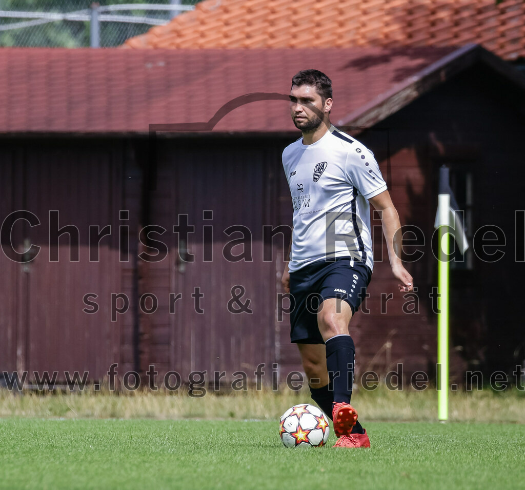 2023-07-23_066_SV_Anzing_gegen_SC_Kirchasch | Anzing, Deutschland, 23.07.2023:
Fußball, Kreisliga 2023 / 2024, Testspiel, SV Anzing gegen SC Kirchasch, Endergebnis: 5:1

Gabriel Hrase (SV Anzing, #3)

Foto: Christian Riedel / fotografie-riedel.net