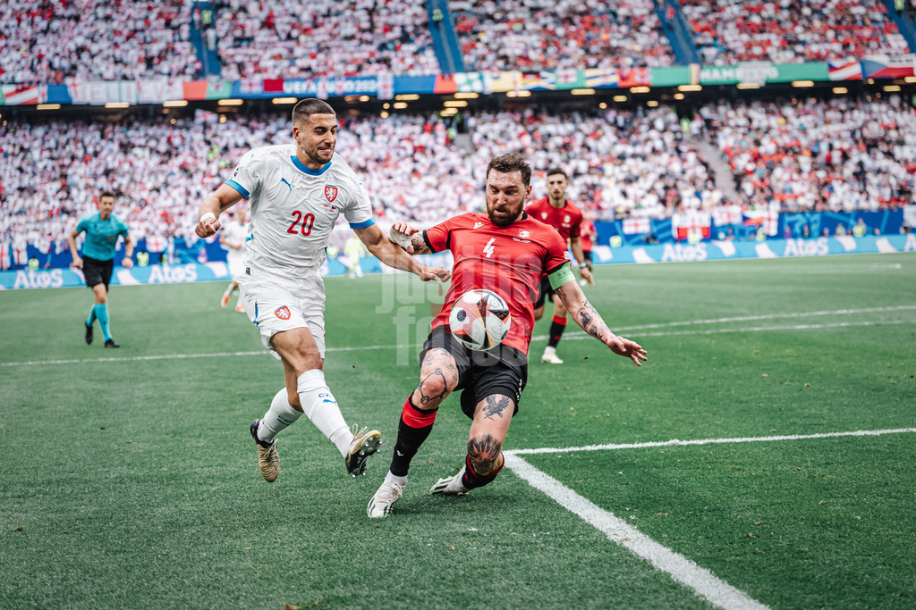 Fußball | Herren | UEFA-Fußball-Europameisterschaft 2024 | Gruppe B | Kroatien vs. Albanien | 19.06.2024 | v.l. Ondrej Lingr (#20, Tschechien) gegen Guram Kashia (#4, Georgien)