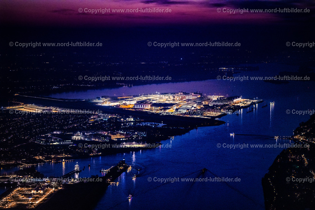 Hamburg_Finkenwerder_Airbus_Nachtaufnahme_ELS_5788060325 | HAMBURG 06.03.2025 Nacht- Lichter und Beleuchtung Airbus Produktionsgelände und Werksflughafen Finkenwerder in Hamburg. Auf dem ehemaligen Gelände der Hamburger Flugzeugbau - am Elbeufer auf der Halbinsel Finkenwerder -  befindet sich ein Airbus-Werk mit eigenem Werksflughafen. Weiterführende Informationen bei: Airbus SE. // Night lighting airbus works and airport of Finkenwerder in Hamburg in Germany. The former Hamburger Flugzeugbau works  - on the Finkenwerder Peninsula on the riverbank of the Elbe - include an Airbus production site with an airplane. Several Airbus planes and models are being constructed here. Further information at: Airbus SE. Foto: Martin Elsen