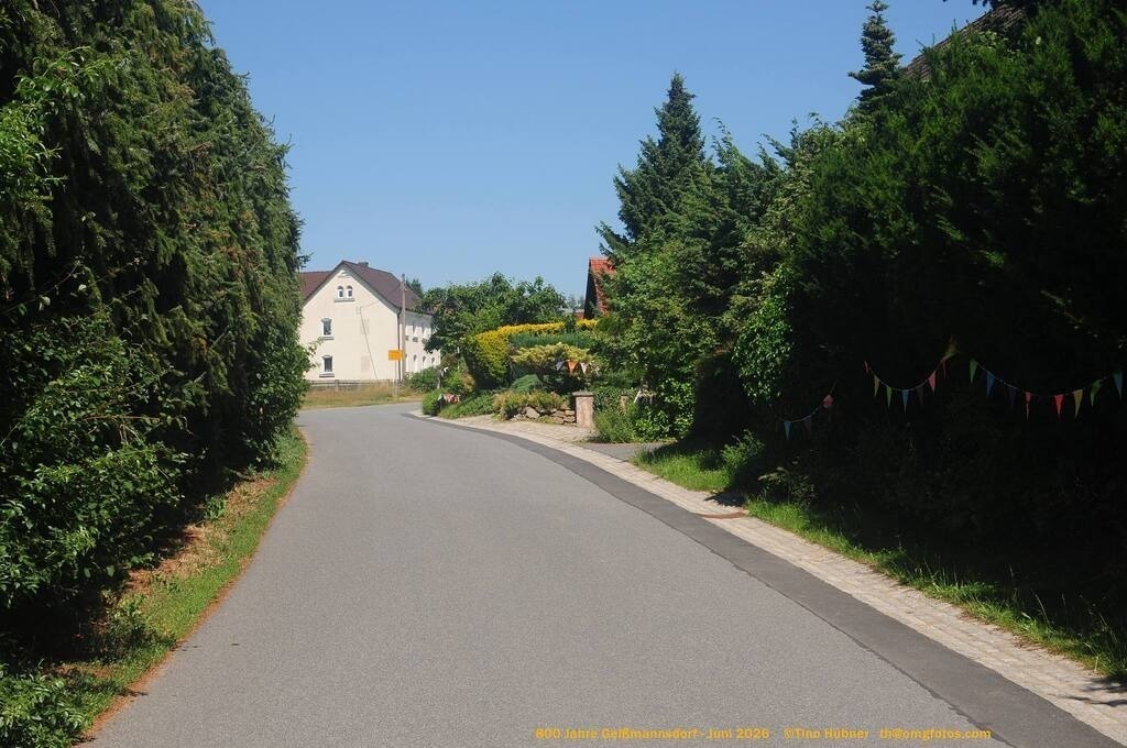 Geißmannsdorf-2026-Ortsbilder-641 | Geißmannsdorf bei Bischofswerda im Sommer 2026. Ein fotografischer Streifzug durch das Dorf Geißmannsdorf, mit Gebäuden, Straßen, Strohpuppen und geschmückten Vorgärten und Grundstücken anlässlich der 800-Jahr-Feier von Geißmannsdorf im Juni 2026 - Realisiert mit Pictrs.com