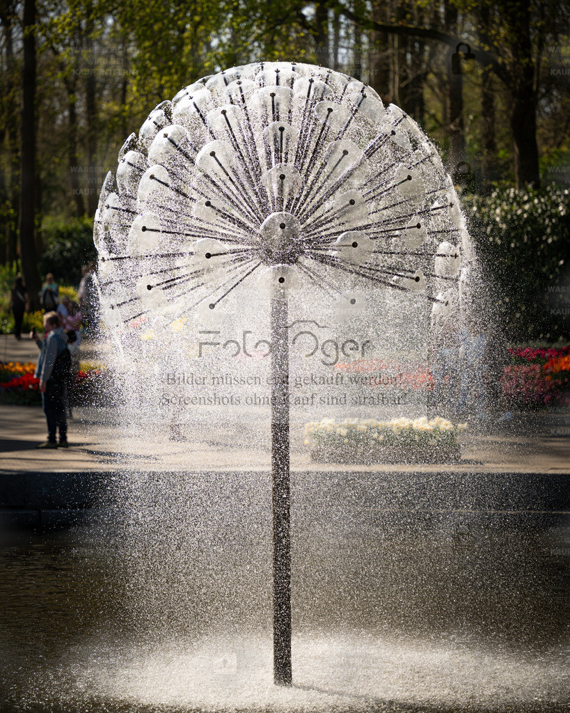 Pusteblumen-Brunnen | Ein faszinierendes Spiel aus Wasser, Licht und Struktur: Der Pusteblumen-Brunnen zieht mit seiner symmetrischen Form und dem feinen Wasserschleier alle Blicke auf sich.In der Sonne glitzern die Tropfen wie Kristalle – ein Moment, der Technik und Ästhetik perfekt vereint. - Realisiert mit Pictrs.com