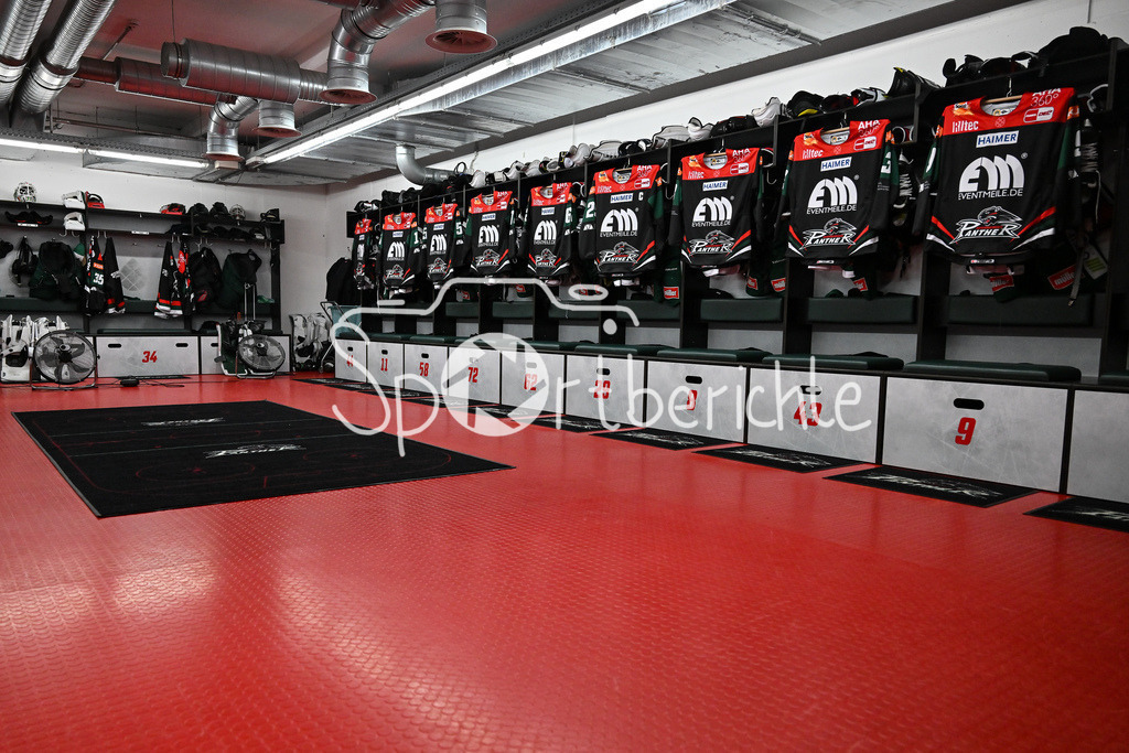 Augsburger Panther - ERC Ingolstadt | Die Trikots haengen in der Pantherkabine vor der Partaie gegen Ingolstadt / DEL: Augsburger Panther - ERC Ingolstadt, Curt Frenzel Stadion am 26.01.2025