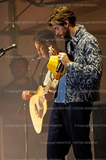 Schloßgrabenfest 2025 Tag 4 | 08.06.2025 Schlossgrabenfest in Darmstadt mit Live-Musik von 60 Musikgruppen hier spanisch-deutscher Weltstar ALVARO SOLER mit Latin-Pop im Rahmen seiner "La Gira Tour" auf der MERCK-Bühne beim Signieren eines zugeworfenen Hutes (Foto: Peter Henrich) - Realisiert mit Pictrs.com