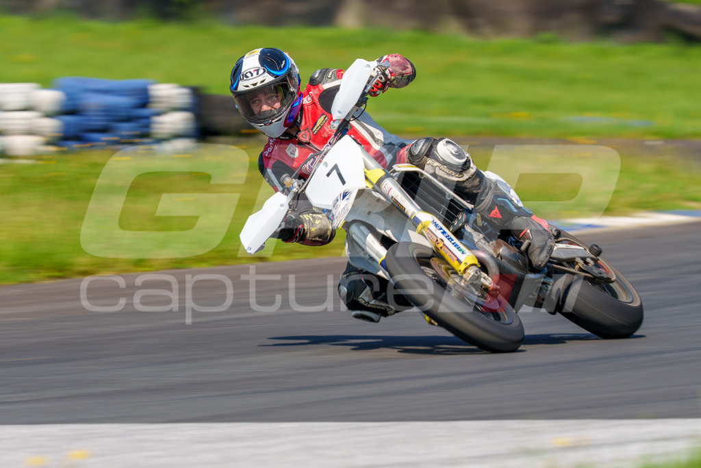 G-Cup + Supermoto Staatsmeisterschaft + Hungarian Supermoto Championship | GRIPcapture steht für authentische Sportfotografie in Österreich – für Momente, die mehr sind als Geschwindigkeit oder Ergebnis. Es geht um Emotion, Spannung, Fokus und den Augenblick, der oft nur einen Wimpernschlag dauert.Ob Motorsport, Teamsport oder 