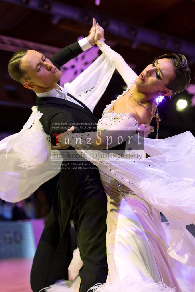20241215_WDSF_Int_Open_Std-Riga-9528 | Tanzsportbilder, Standardtanz, Lateintanz, WDSF, DTV, LTVB, dancecomp, goc, hessen tanzt, blaues band der spree, walzer, tango, wiener walzer, slowfox, quickstepp, samba, rumba, cha-cha-cha, paso doble. jive, hd-kroft photography, turniertanzsport