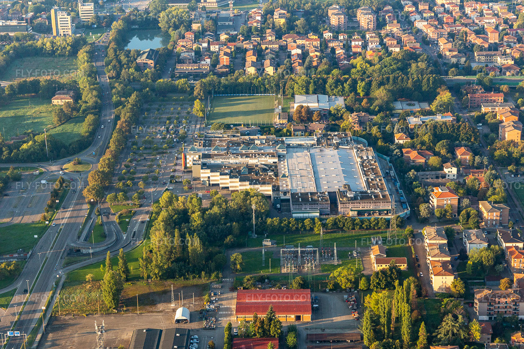 Aerial view: L'Ariosto Centro Commerciale in Reggio nell'Emilia in the state Reggio Emilia, Italy. – Photo: IMG_134822.jpg taken on 09/20/2022 by Werner Riehm/FLY-FOTO.com – Resolution of the original: 5472 x 3648 px – Centro Commerciale ariosto