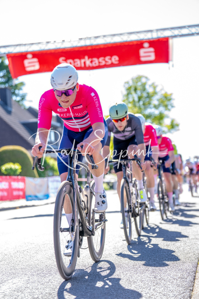Spurt in den Mai 2026 - Großer Preis der Sparkasse Neuss | Annual one-day road cycling race "Großer Preis der Sparkasse Neuss" held in Büttgen, Germany, organized by VfR Büttgen 1912 e.V. The event features multiple races across all age categories from U11 youth to Elite men. - Realisiert mit Pictrs.com