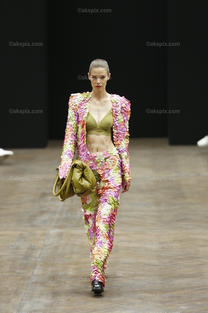 Kilian Kerner auf der  MBFW Spring/Summer 2023 | Mercedes-Benz Fashion Week (MBFW)  Frühling / Sommer 2023 im Hotel Telegraphenamt Berlin in Berlin-Mitte. Die Kollektionen von Kilian Kerner auf der MBFW Spring/Summer 2023. Das Bild zeigt Models mit der Kollektion von Kilian Kerner.