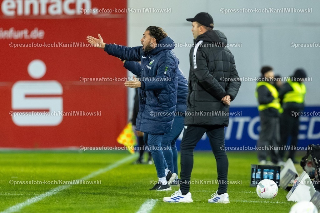 xKWI31102501145 | 31.10.2025, xkwix, Fußball, Regionalliga West, VfL Sportfreunde Lotte - FC Gütersloh, Stadion am Lotter Kreuz: Julian Hesse (Trainer FC Gütersloh) mit Handgeste und abian Lübbers (VfL Sportfreunde Lotte Cheftrainer)