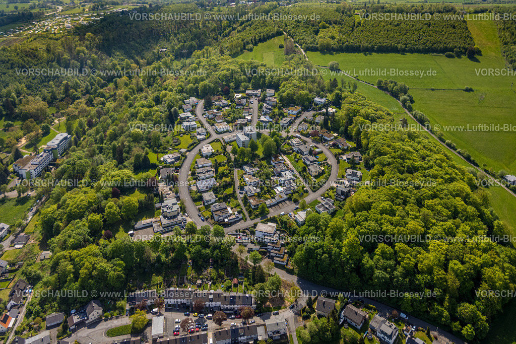 Brilon240503441 | Luftbild, kreisrunde Wohnsiedlung Itzelstein im Waldgebiet, Naturschutzgebiet Derkerstein / Itzelstein, links Hotel am Kurpark Brilon, Brilon, Sauerland, Nordrhein-Westfalen, Deutschland