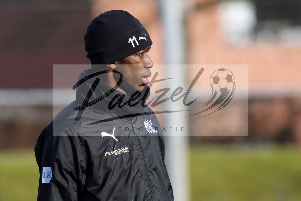 20200126_TRAOSN_0020 | Fußball, Herren: Assan Ceesay (VfL Osnabrück) schaut beim Training des VfL Osnabrück am 26.01.2020 im Sportpark Illoshöhe in Osnabrück, Deutschland.(Foto von Nico Paetzel) - Realisiert mit Pictrs.com