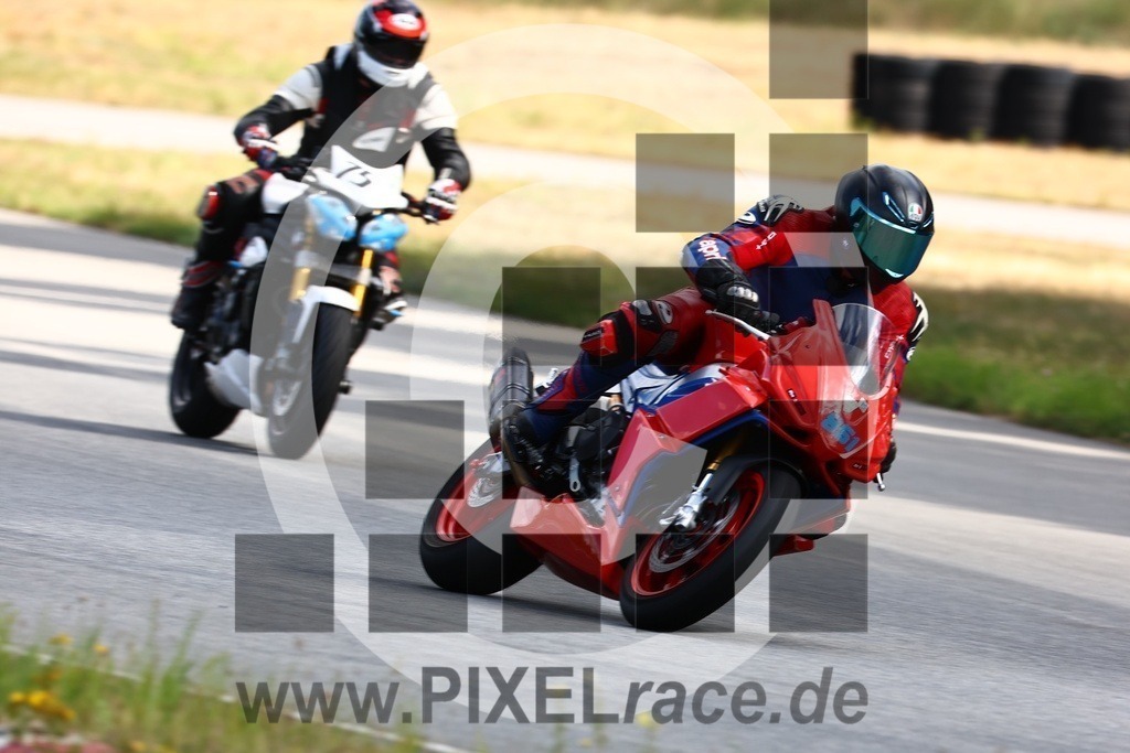 0075-20240805_00852 | Schöne Erinnerungen an spannende Momente - das festzuhalten ist unser Job. PIXELrace.de ist seit 2003 auf den Rennstrecken Europas unterwegs um die Action draußen beim Fahren und die wunderbare Stimmung imm Fahrerlager für euch einzufangen.