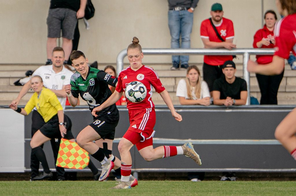 Fußball I Frauen I Saison 2025-2026 I Niedersachsen-Pokal I Finale I FC Jesteburg-Bendestorf - Hannover 96 I 22333 | jns.sportfotos - Realisiert mit Pictrs.com