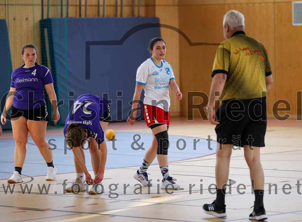 2023-03-18_083_SpVgg_Altenerding_II_gegen_HSG_Freising-Neufahrn_II | Erding, Deutschland, 18.03.2023:
Handball, Bezirksliga Frauen Altbayern 2022 / 2023, 14. Spieltag, SpVgg Altenerding II gegen HSG Freising-Neufahrn II, Endergebnis: 25:27

Miriam Deuschle (SpVgg Altenerding, #4), Sophie Lößl (SpVgg Altenerding, #24), Eduarta Krasnigi (HSG Freising-Neufahrn, #8)

Foto: Christian Riedel / fotografie-riedel.net