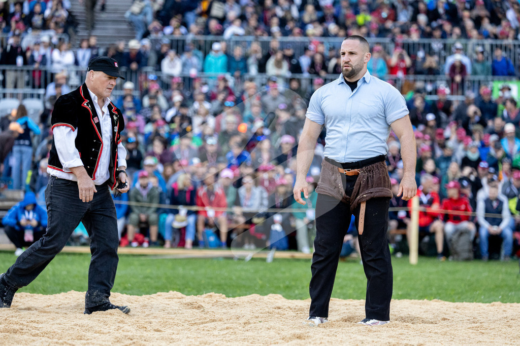 ESAF2025_05Gang_5956 | Die Schwinger des Schwyzer Kantonalen Schwingerverbandes: Fotos, die Dynamik und Leidenschaft festhalten, sowie emotionale Momente aus dem traditionellen Schwingsport zeigen. - Realisiert mit Pictrs.com