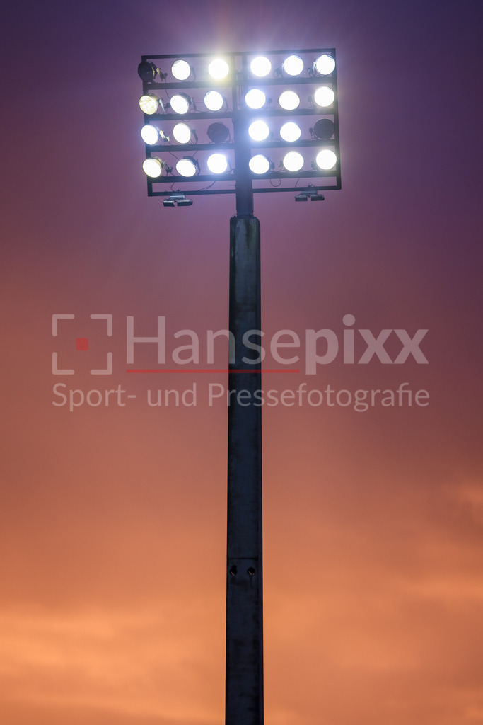 Fussball, Regionalliga Nord, SV Werder Bremen II - BSV Kickers Emden | v.li.: Ein Flutlichtmast vor einem farbigen Himmel in den Abendstunden, blaue Stunde, Flutlicht, Symbolfoto, Symbolbild Fussball, Fußball, Symbol